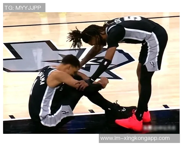 文班左膝疑似过度伸展明日将进行进一步检查以确定伤情 文班左膝疑似过度伸展明日将进行进一步检查以确定伤情