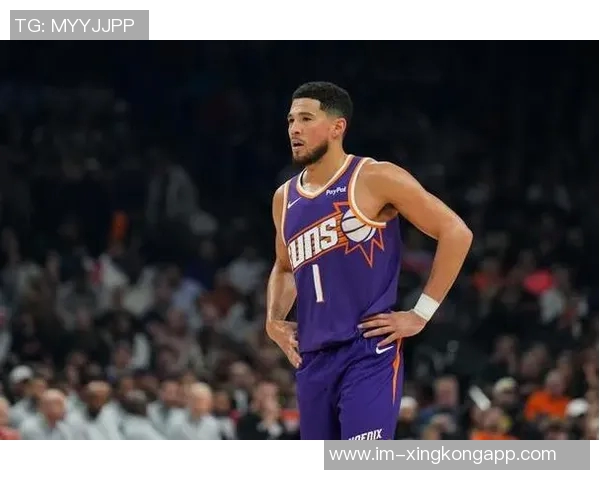 布克半场表现出色11投5中斩获17分4助攻三分球命中率高达667